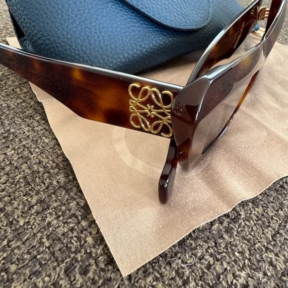 LOEWE EYEWEAR
Cat-eye tortoiseshell acetate sunglasses - Picture 6 of 8